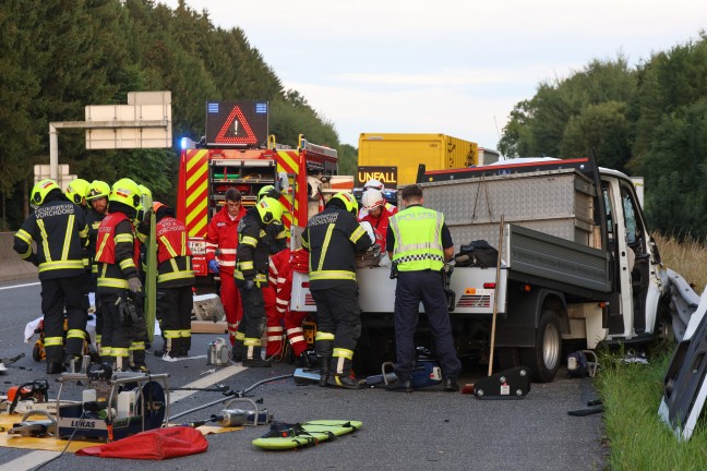 Personenrettung: Pritschenwagen auf Westautobahn bei Laakirchen in Heck eines LKW-Anh�ngers gekracht
