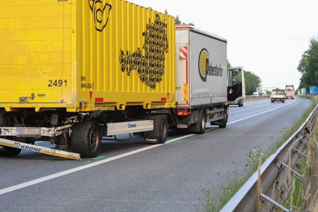 Personenrettung: Pritschenwagen auf Westautobahn bei Laakirchen in Heck eines LKW-Anh�ngers gekracht