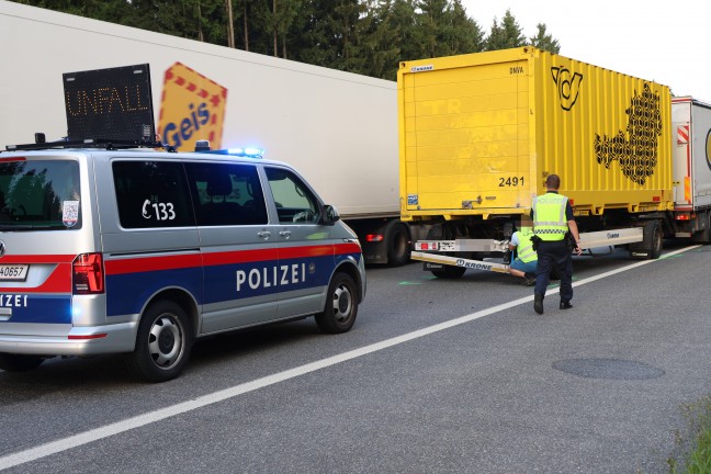 Personenrettung: Pritschenwagen auf Westautobahn bei Laakirchen in Heck eines LKW-Anh�ngers gekracht