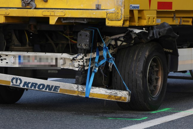 Personenrettung: Pritschenwagen auf Westautobahn bei Laakirchen in Heck eines LKW-Anh�ngers gekracht