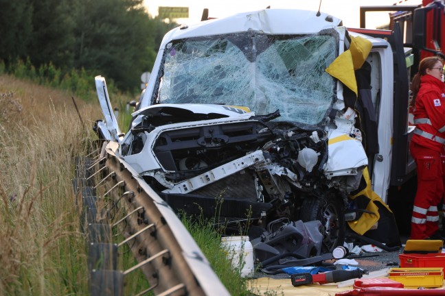 Personenrettung: Pritschenwagen auf Westautobahn bei Laakirchen in Heck eines LKW-Anh�ngers gekracht