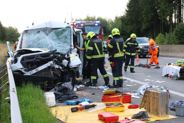 Personenrettung: Pritschenwagen auf Westautobahn bei Laakirchen in Heck eines LKW-Anh�ngers gekracht
