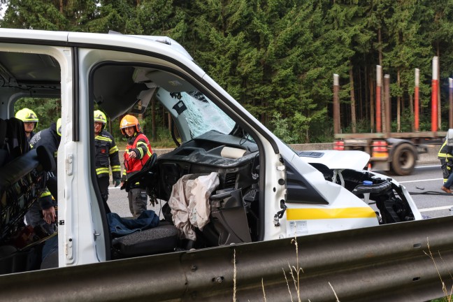 Personenrettung: Pritschenwagen auf Westautobahn bei Laakirchen in Heck eines LKW-Anh�ngers gekracht
