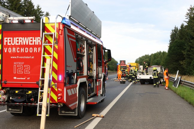 Personenrettung: Pritschenwagen auf Westautobahn bei Laakirchen in Heck eines LKW-Anh�ngers gekracht