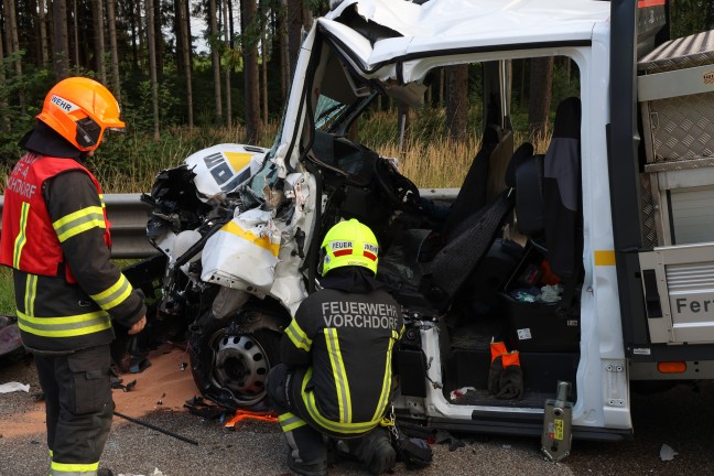 Personenrettung: Pritschenwagen auf Westautobahn bei Laakirchen in Heck eines LKW-Anh�ngers gekracht