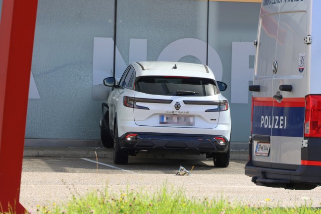 Auto kracht durch Glasfassade eines Lebensmitteldiscounters in Wels-Lichtenegg