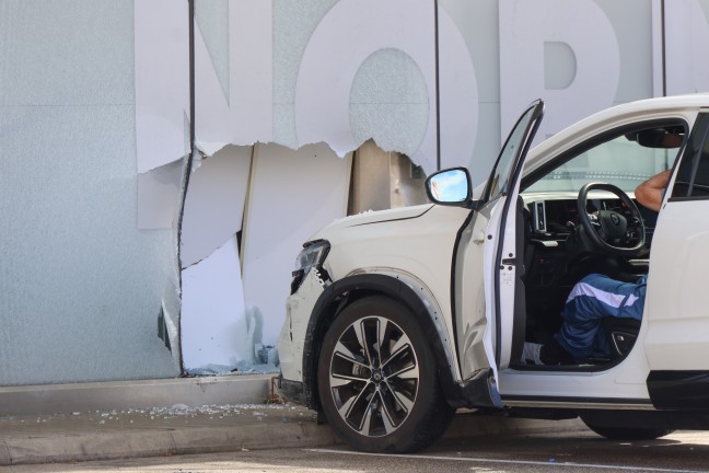 Auto kracht durch Glasfassade eines Lebensmitteldiscounters in Wels-Lichtenegg