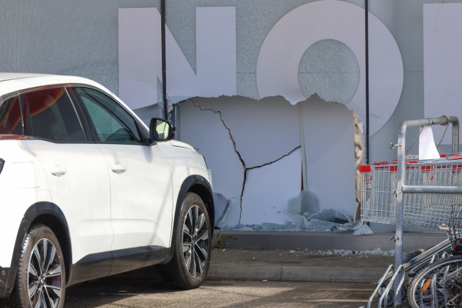 Auto kracht durch Glasfassade eines Lebensmitteldiscounters in Wels-Lichtenegg