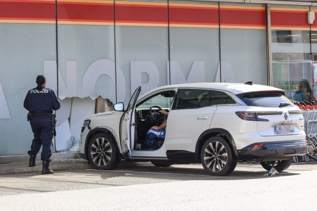 Auto kracht durch Glasfassade eines Lebensmitteldiscounters in Wels-Lichtenegg