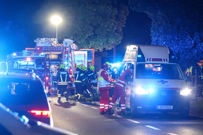 Vier teils Schwerverletzte: Auto in einem Baustellenbereich in Eferding gegen Baum gekracht