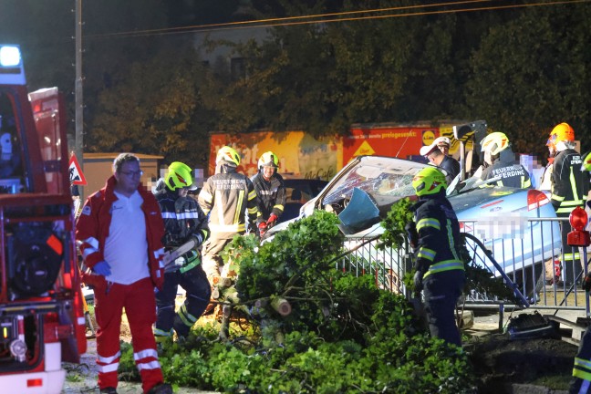 Vier teils Schwerverletzte: Auto in einem Baustellenbereich in Eferding gegen Baum gekracht