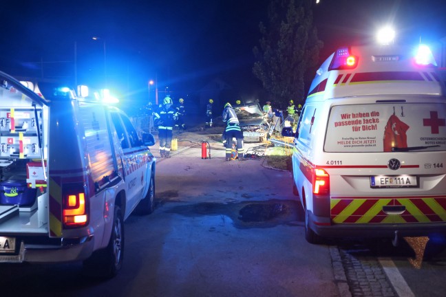 Vier teils Schwerverletzte: Auto in einem Baustellenbereich in Eferding gegen Baum gekracht