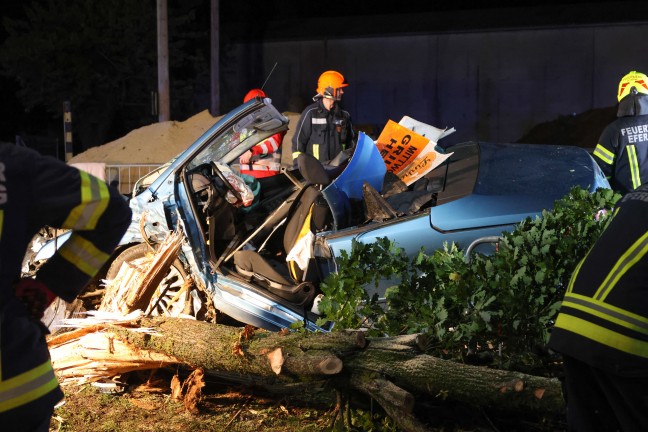 Vier teils Schwerverletzte: Auto in einem Baustellenbereich in Eferding gegen Baum gekracht