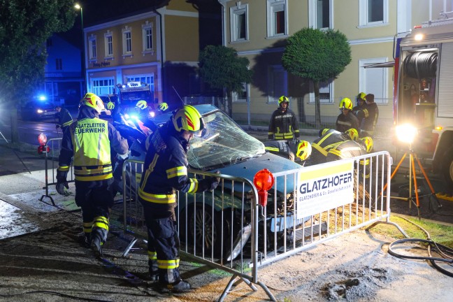 Vier teils Schwerverletzte: Auto in einem Baustellenbereich in Eferding gegen Baum gekracht