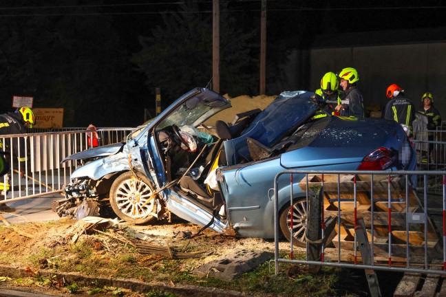 Vier teils Schwerverletzte: Auto in einem Baustellenbereich in Eferding gegen Baum gekracht