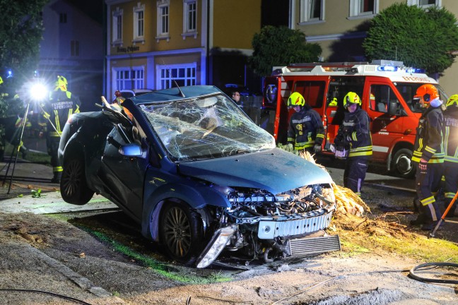 Vier teils Schwerverletzte: Auto in einem Baustellenbereich in Eferding gegen Baum gekracht