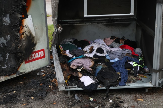 Zwei Altkleidercontainer in Wels-Innenstadt bei Brand schwer besch�digt