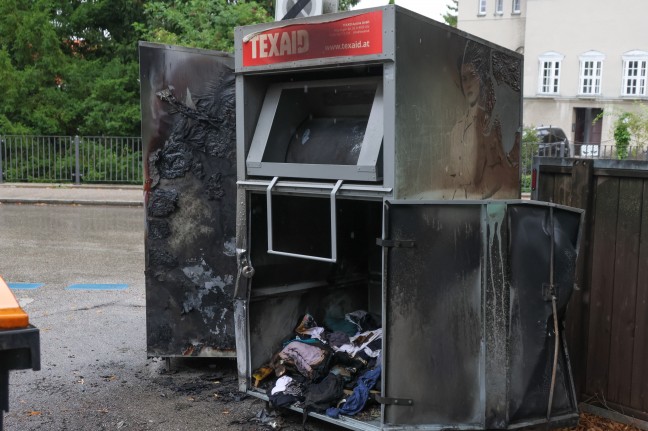 Zwei Altkleidercontainer in Wels-Innenstadt bei Brand schwer besch�digt