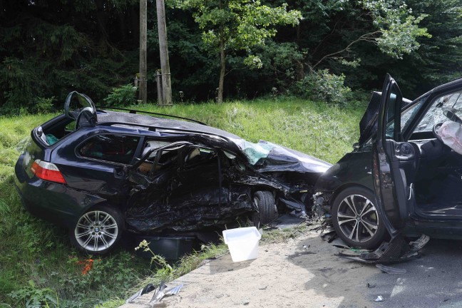 Schwerer Verkehrsunfall zwischen zwei PKW auf Rieder Stra�e bei Mehrnbach