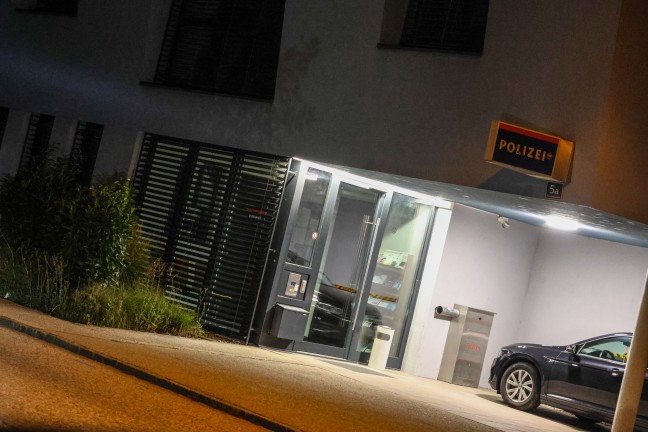 Auto gegen Hauswand: Feuerwehr fahndete nach Unfall in Laakirchen mit Polizei nach Unfalllenkerin