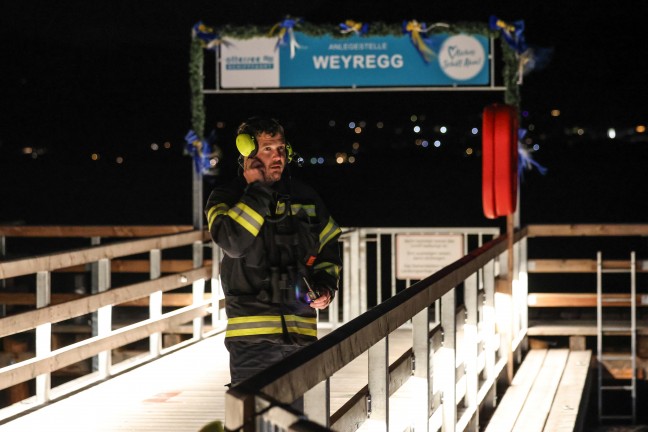 Weyregg am Attersee: Feuerwehr und Wasserrettung bei Personensuche im Attersee im Einsatz