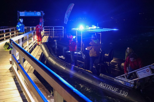Weyregg am Attersee: Feuerwehr und Wasserrettung bei Personensuche im Attersee im Einsatz