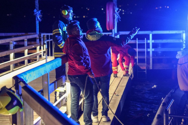 Weyregg am Attersee: Feuerwehr und Wasserrettung bei Personensuche im Attersee im Einsatz