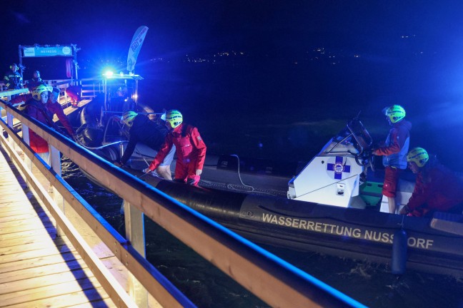 Weyregg am Attersee: Feuerwehr und Wasserrettung bei Personensuche im Attersee im Einsatz