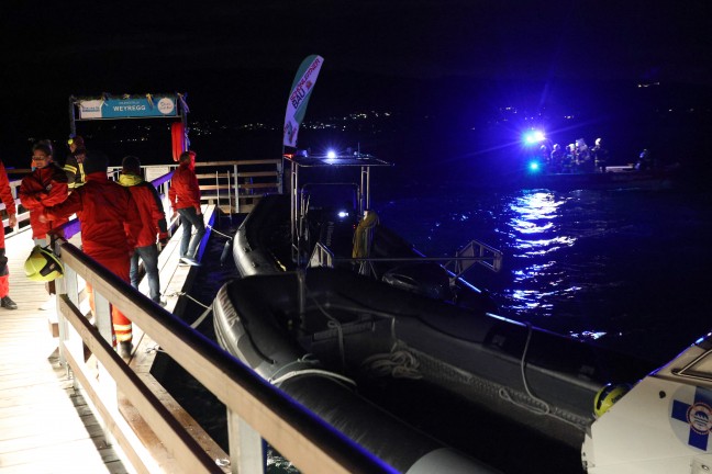 Weyregg am Attersee: Feuerwehr und Wasserrettung bei Personensuche im Attersee im Einsatz