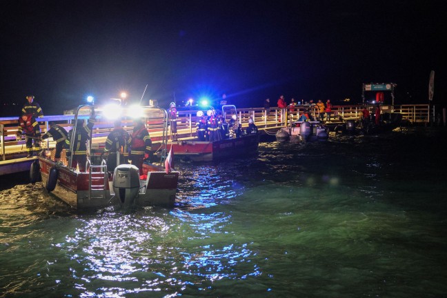 Weyregg am Attersee: Feuerwehr und Wasserrettung bei Personensuche im Attersee im Einsatz