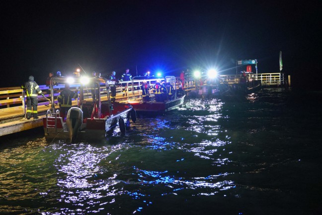 Weyregg am Attersee: Feuerwehr und Wasserrettung bei Personensuche im Attersee im Einsatz