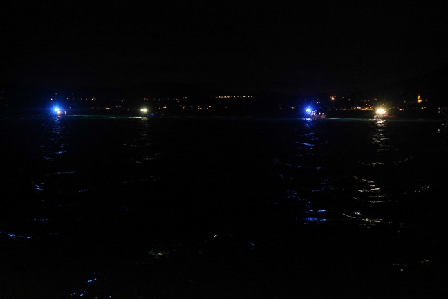 Weyregg am Attersee: Feuerwehr und Wasserrettung bei Personensuche im Attersee im Einsatz