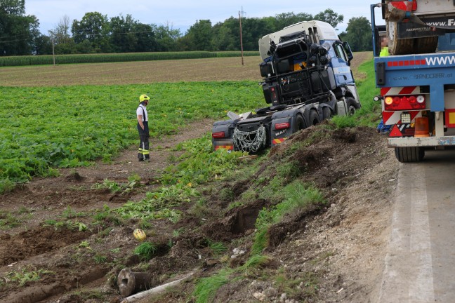 Gr��ere Bergeaktion: LKW mit Betonfertigteilen auf Wiener Stra�e bei Schlatt von Stra�e abgekommen