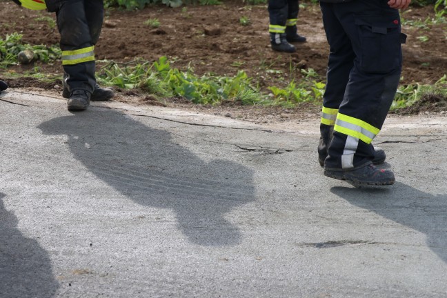 Gr��ere Bergeaktion: LKW mit Betonfertigteilen auf Wiener Stra�e bei Schlatt von Stra�e abgekommen