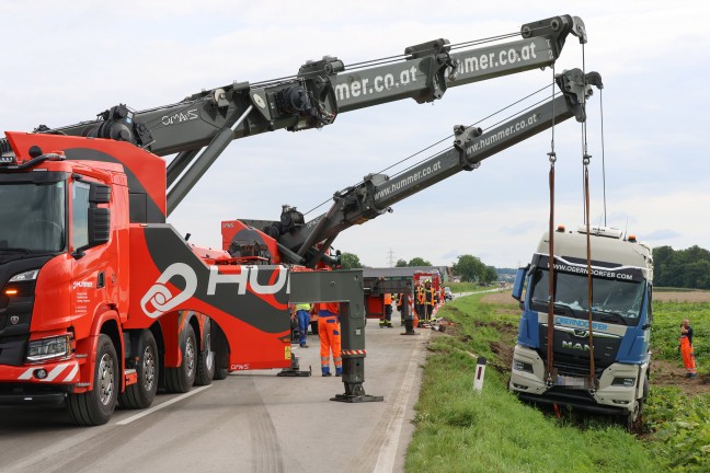 Gr��ere Bergeaktion: LKW mit Betonfertigteilen auf Wiener Stra�e bei Schlatt von Stra�e abgekommen