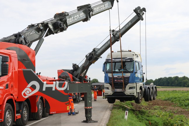 Gr��ere Bergeaktion: LKW mit Betonfertigteilen auf Wiener Stra�e bei Schlatt von Stra�e abgekommen