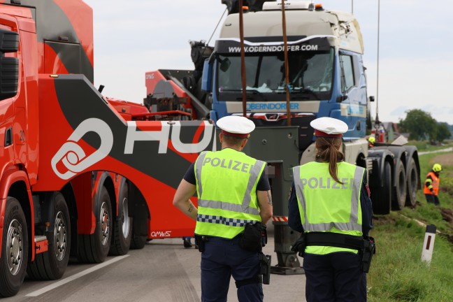 Gr��ere Bergeaktion: LKW mit Betonfertigteilen auf Wiener Stra�e bei Schlatt von Stra�e abgekommen