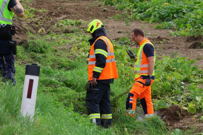Gr��ere Bergeaktion: LKW mit Betonfertigteilen auf Wiener Stra�e bei Schlatt von Stra�e abgekommen