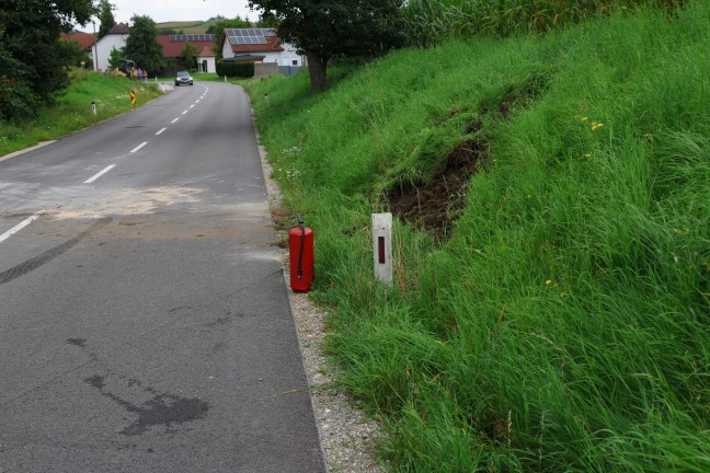 Personenrettung: Kleintransporter nach Verkehrsunfall bei Gaspoltshofen in Seitenlage