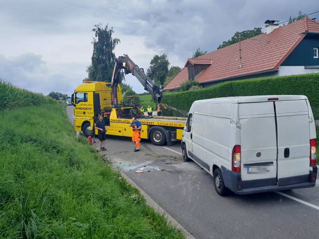 Personenrettung: Kleintransporter nach Verkehrsunfall bei Gaspoltshofen in Seitenlage