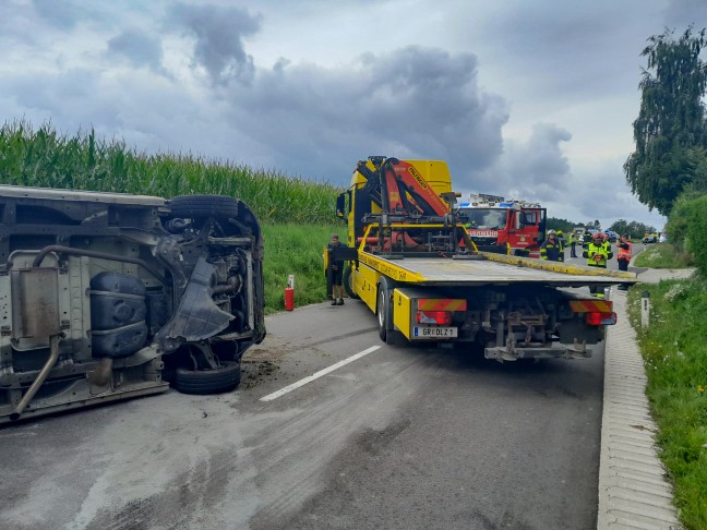 Personenrettung: Kleintransporter nach Verkehrsunfall bei Gaspoltshofen in Seitenlage