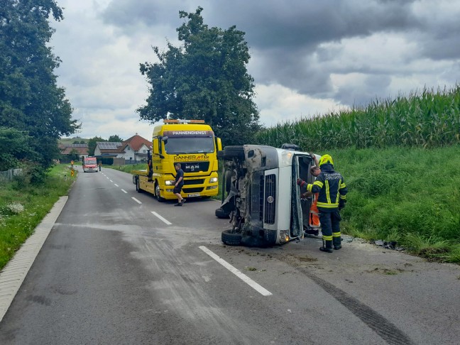 Personenrettung: Kleintransporter nach Verkehrsunfall bei Gaspoltshofen in Seitenlage