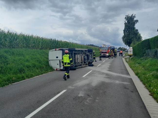 Personenrettung: Kleintransporter nach Verkehrsunfall bei Gaspoltshofen in Seitenlage