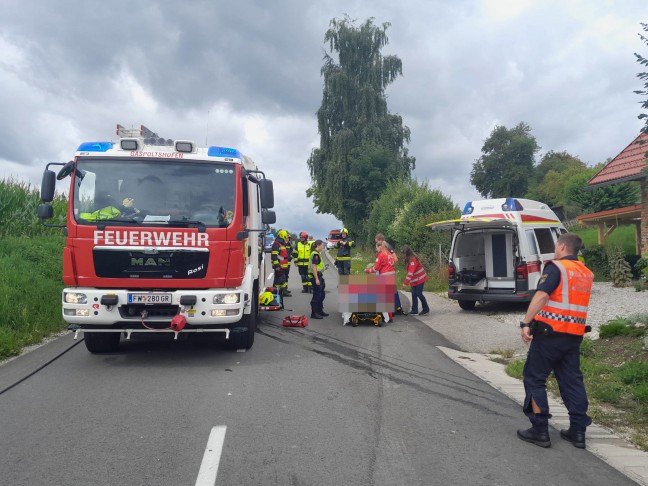 Personenrettung: Kleintransporter nach Verkehrsunfall bei Gaspoltshofen in Seitenlage