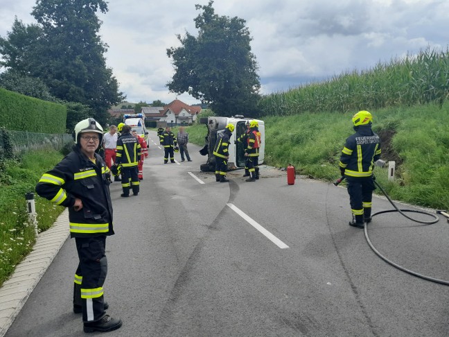 Personenrettung: Kleintransporter nach Verkehrsunfall bei Gaspoltshofen in Seitenlage