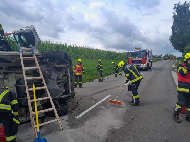 Personenrettung: Kleintransporter nach Verkehrsunfall bei Gaspoltshofen in Seitenlage