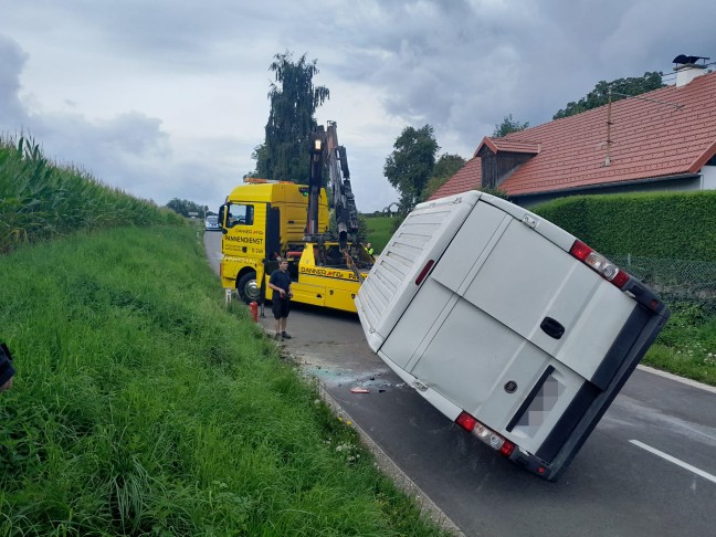 Personenrettung: Kleintransporter nach Verkehrsunfall bei Gaspoltshofen in Seitenlage