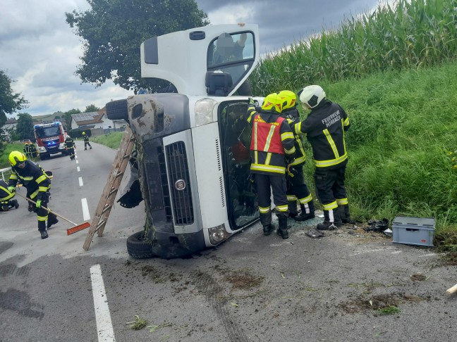 Personenrettung: Kleintransporter nach Verkehrsunfall bei Gaspoltshofen in Seitenlage