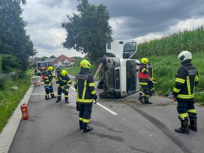 Personenrettung: Kleintransporter nach Verkehrsunfall bei Gaspoltshofen in Seitenlage