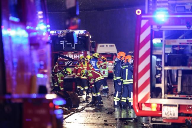 Kremstal Straße in Pasching glich nach schweren Verkehrsunfall einem Schlachtfeld